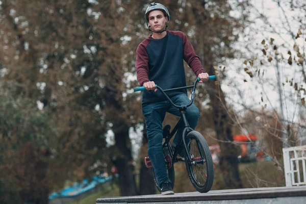 Berufsjugendlicher Radfahrer mit BMX-Rad im Skatepark. — Stockfoto