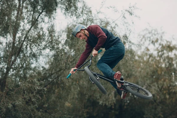Professionele jonge sporter fietser met bmx fiets op skatepark. — Stockfoto