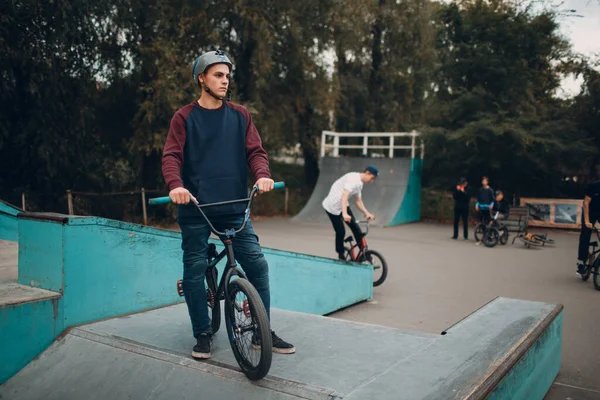 Professionele jonge sporter fietser met bmx fiets op skatepark. — Stockfoto