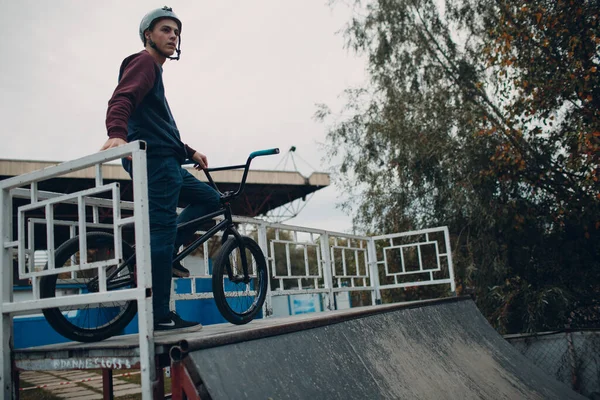 Professionele jonge sporter fietser met bmx fiets op skatepark. — Stockfoto