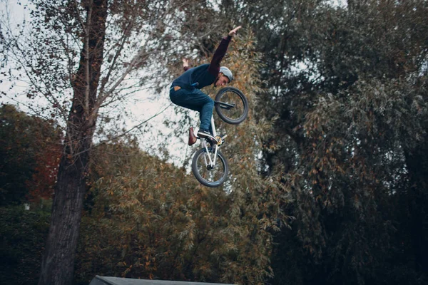 Professionell ung idrottsman cyklist med bmx cykel på skatepark. — Stockfoto