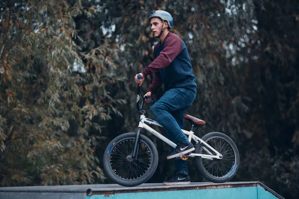 Professionell ung idrottsman cyklist med bmx cykel på skatepark. — Stockfoto