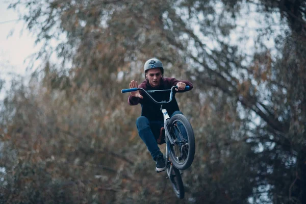 Professionele jonge sporter fietser met bmx fiets op skatepark. — Stockfoto