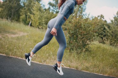 Koşu ayakkabılı koşucu kadın spor bacaklı kadına yakın çekim. Kadın koşusu.