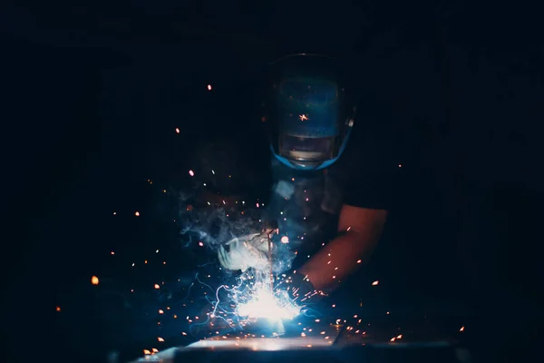 Welder welding metal construction on a workshop. — Stock Photo, Image