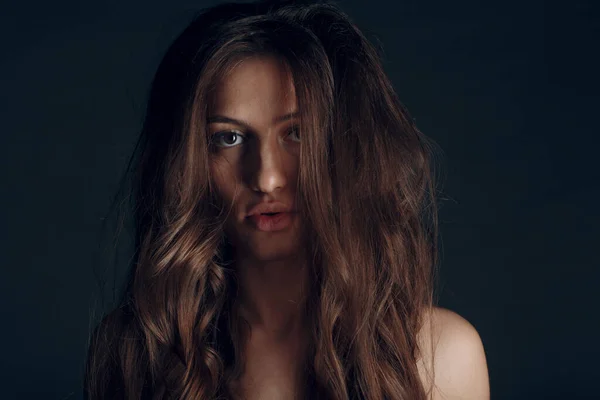 Portrait of beautiful young brunette woman with healthy hair — Stock Photo, Image