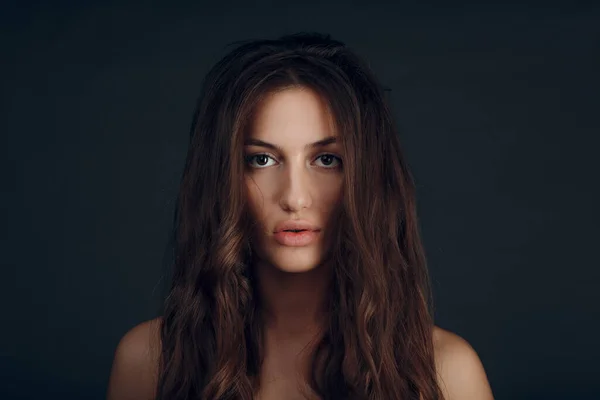 Retrato de bela jovem morena com cabelo saudável — Fotografia de Stock