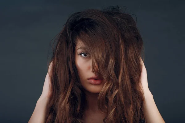 Портрет красивой молодой брюнетки со здоровыми волосами — стоковое фото
