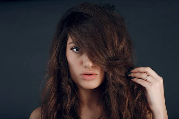 Portrait of beautiful young brunette woman with healthy hair — Stock Photo, Image