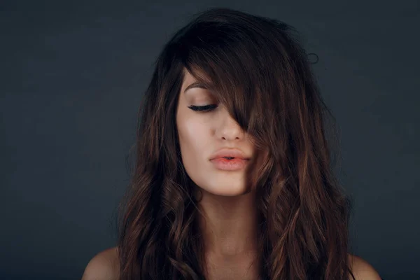 Portret de frumoasă tânără brunetă femeie cu păr sănătos — Fotografie, imagine de stoc