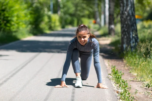 Az atlétikus nő elkezd futni. Kocogó lány. — Stock Fotó
