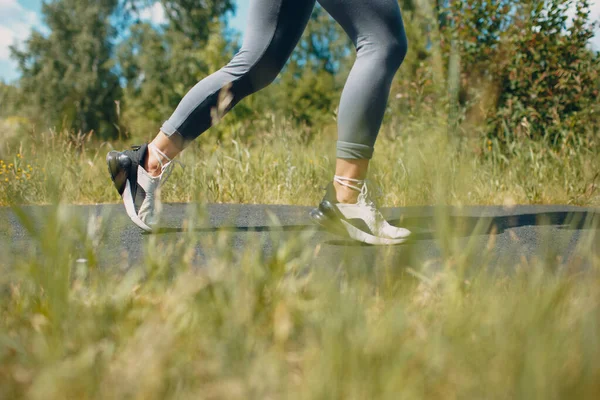 Runner mujer en zapatillas de running primer plano de las piernas deportivas de la mujer. Jogging femenino. —  Fotos de Stock