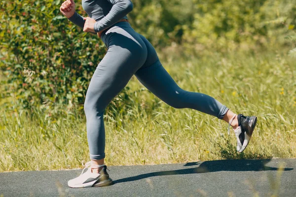 Runner mujer en zapatillas de running primer plano de las piernas deportivas de la mujer. Jogging femenino. — Foto de Stock