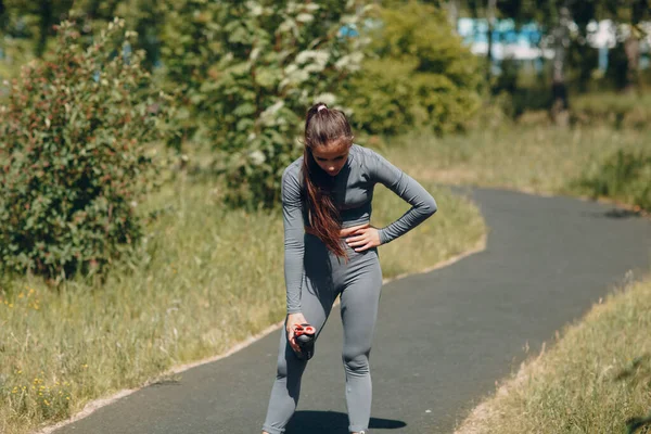 Relaxar cansado jovem mulher depois de correr correndo — Fotografia de Stock