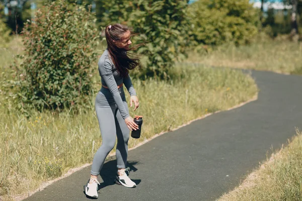 Rilassante giovane donna stanca dopo aver corso jogging — Foto Stock
