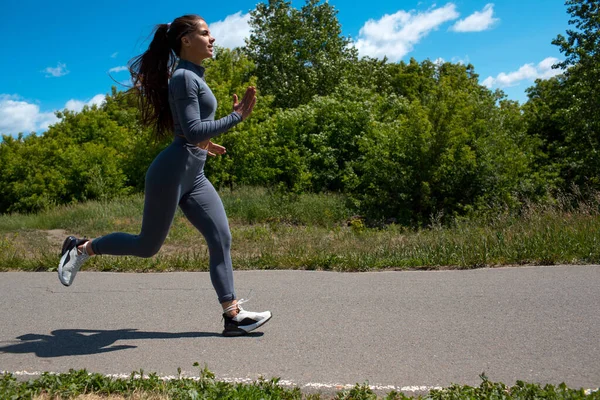 Futó lány a Városligetben. fiatal nő futó szabadtéri kocogás. — Stock Fotó