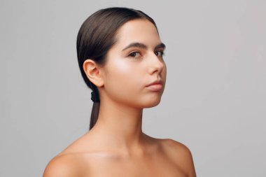 Çıplak makyajlı güzel, pozitif bir kadının portresi..