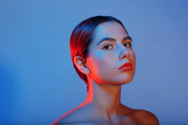 Retrato de joven hermosa mujer positiva con maquillaje desnudo. —  Fotos de Stock