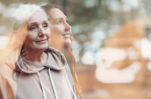 Grootmoeder en kleindochter vrouwen dubbele belichting beeld. Jonge en oudere vrouw portret. Liefde, dromen en een gelukkig familierelatie concept. — Stockfoto