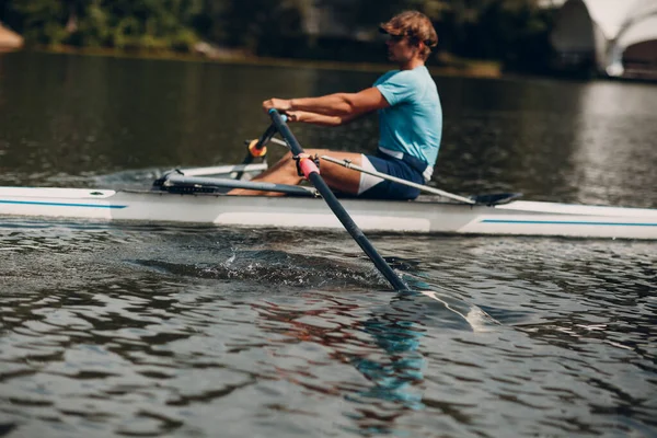 Esportista único homem scull remando remador no barco — Fotografia de Stock