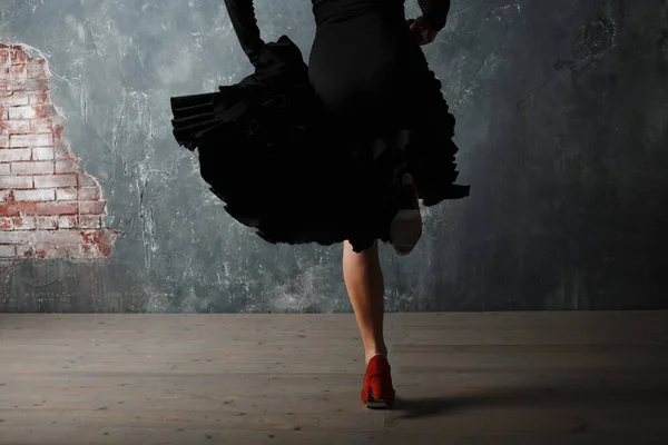 Jovem adulto espanhol mulher dançando flamenco no fundo do vintage cinza — Fotografia de Stock