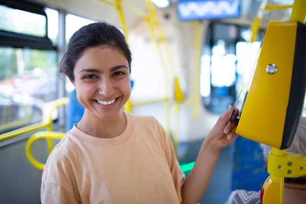 Mulher pagando conctactless com smartphone para o transporte público no bonde — Fotografia de Stock