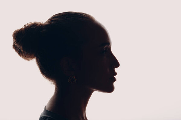 Портрет взрослой девушки в студии.