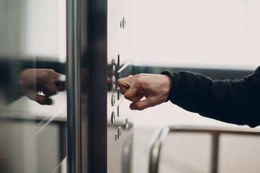 Koronavirüs pandemik covid-19 karantina konsepti sırasında işaret parmağı kemiğine bas