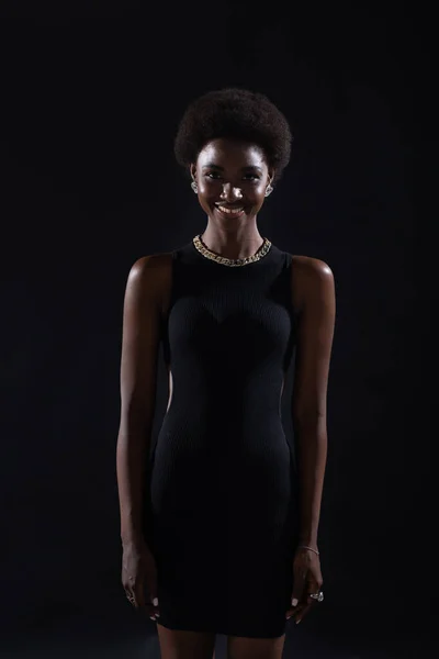 Gros plan portrait de femme afro-américaine avec coiffure afro sur fond studio noir — Photo