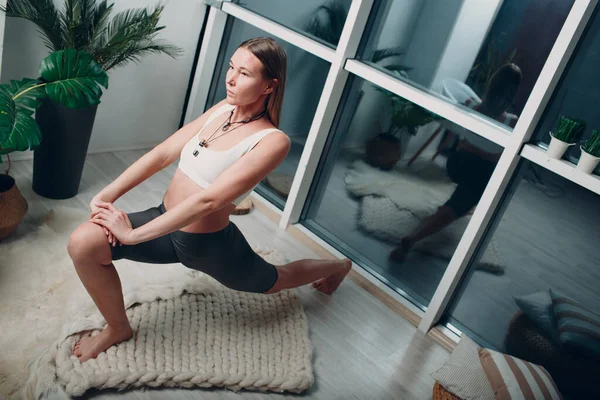 Adulto mulher madura fazendo ioga em casa sala de estar — Fotografia de Stock