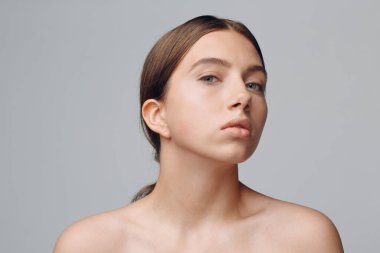 Çıplak makyajlı güzel, pozitif bir kadının portresi..