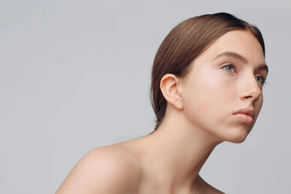 Portret van jonge mooie positieve vrouw met naakt make-up. — Stockfoto