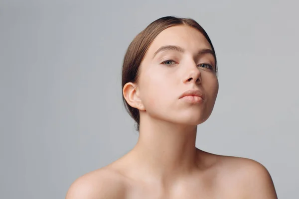 Портрет молодой красивой позитивной женщины с голым макияжем. — стоковое фото