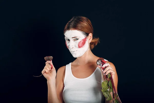 Wanita muda menerapkan make-up, cat wajah dengan bit dan makeup. Bagaimana untuk tidak membuat konsep — Stok Foto