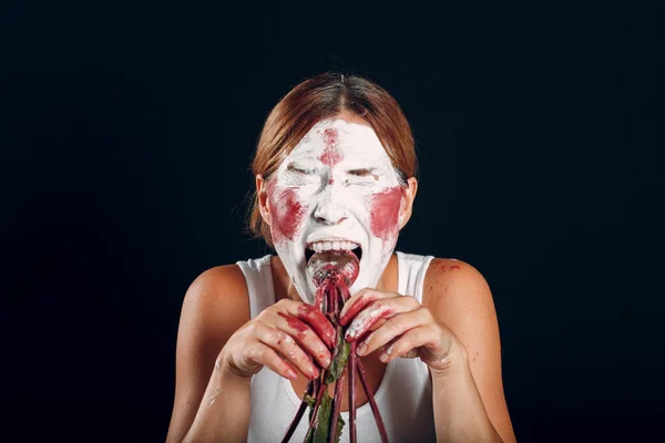 化粧をする若い女性は、絵筆や化粧で顔をペイント。概念を構成しない方法 — ストック写真