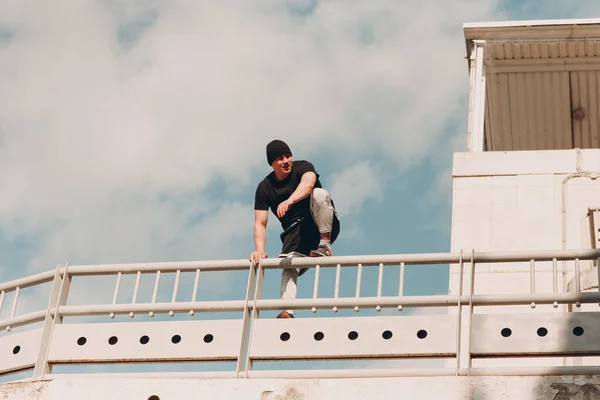 Ung sportig kille gör parkour på stadens gata. — Stockfoto