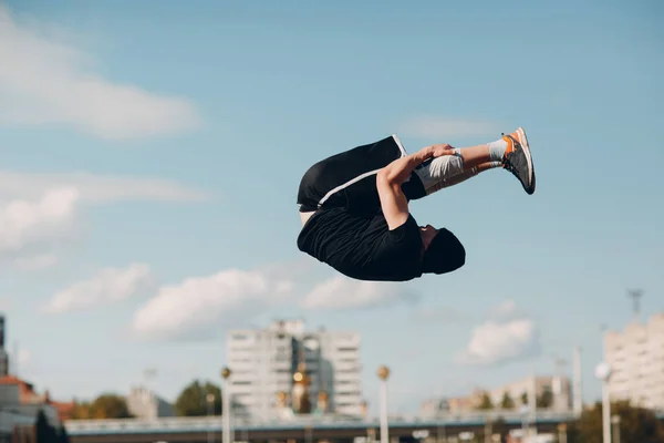 Joven deportista haciendo parkour en la calle de la ciudad. —  Fotos de Stock