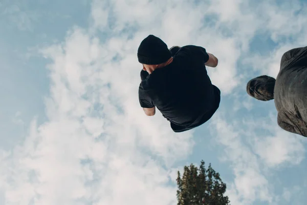 Joven deportista haciendo parkour en la calle de la ciudad. —  Fotos de Stock