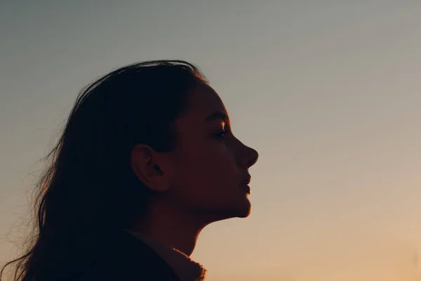Wanita cantik muda profil potret saat matahari terbenam. — Stok Foto