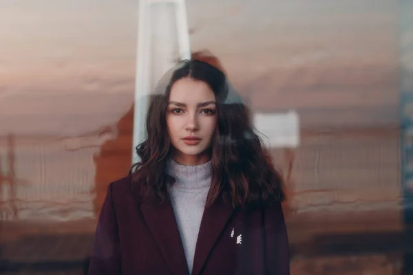 Hermosa joven adolescente retrato detrás de cristal de la ventana —  Fotos de Stock