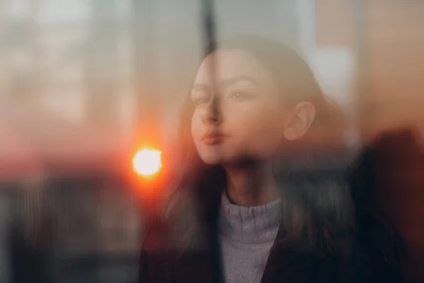 Gadis remaja cantik potret di balik kaca jendela — Stok Foto