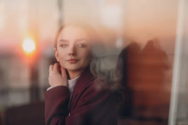 Mooi jong tiener meisje portret achter glas — Stockfoto