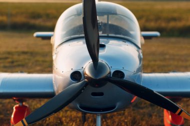 Pervaneli uçak motoru ve hava girişi