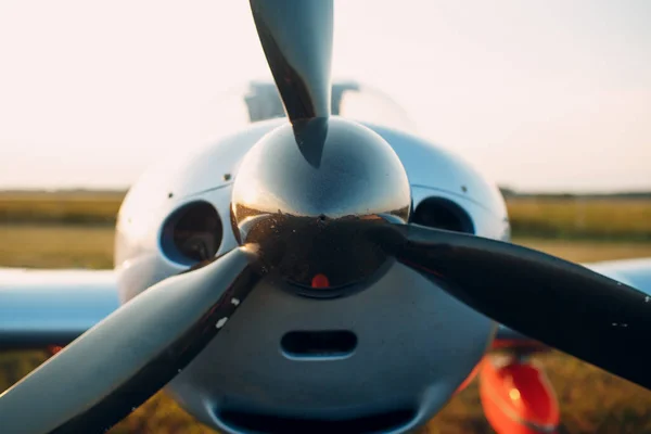 Vliegtuigmotor met schroefbladen en luchtinlaat — Stockfoto