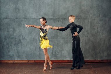 Balo dansı sambası. Sarı ve siyah kostümlü genç çift dans ediyor..