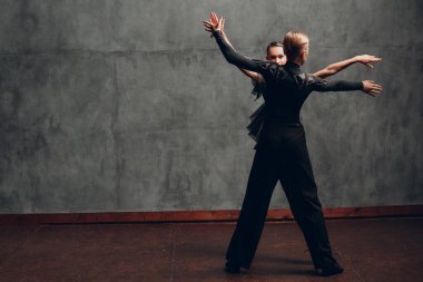 Dans eden genç çift Paso Doble