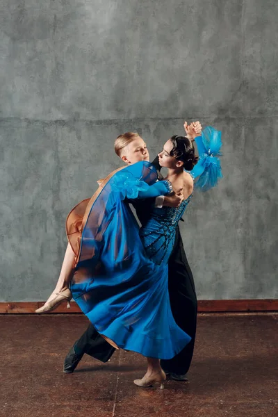 Dança de salão. Jovem e mulher dançando foxtrot . — Fotografia de Stock