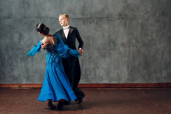 Danse de foxtrot de salon. Jeune couple danseurs de salon. Plan studio — Photo