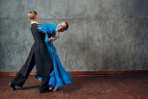 Dança de salão. Jovem lindo casal dançando tango. — Fotografia de Stock