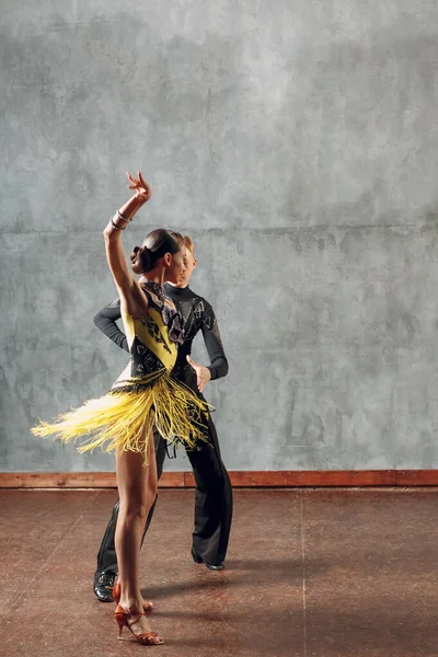 Jeune couple danseurs dansant danse de salon cha-cha-cha. — Photo